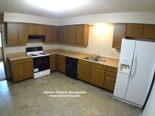Building Photo - 2 bedroom 1 bathroom duplex located near t...