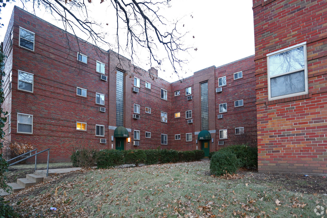 Foto del edificio - Hampton Courtyard Apartments