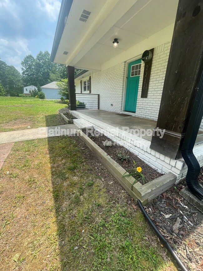 Foto del edificio - 2216 Shancey Ln