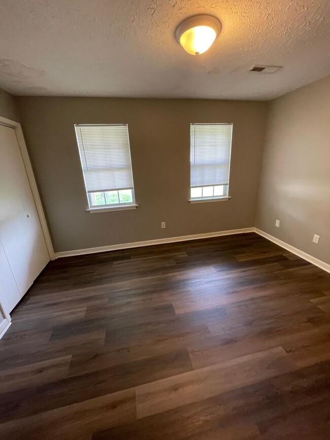 Building Photo - 931 Potter Ave