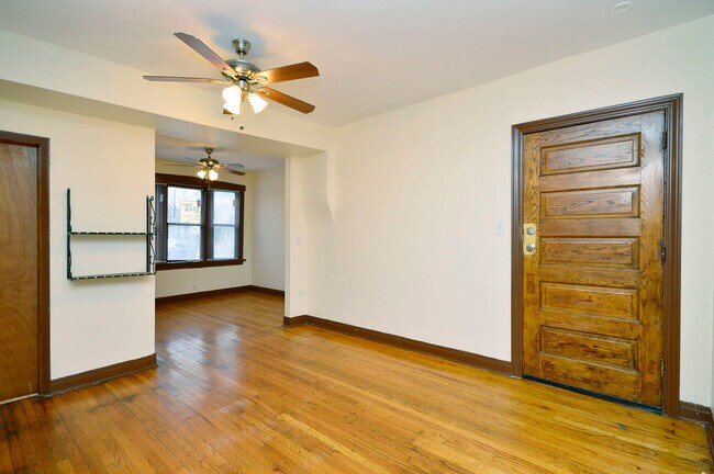 Foto del edificio - 1403 W Diversey Pkwy