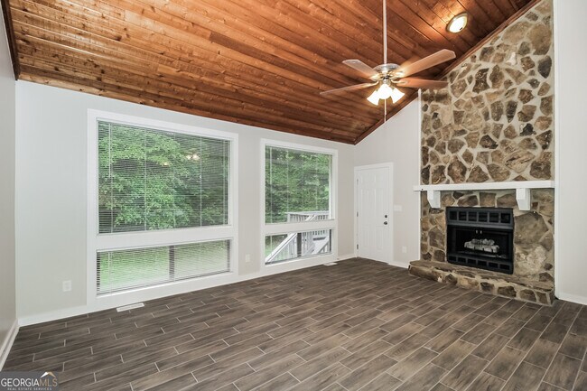 Foto del edificio - 587 Farmbrook Trail NE