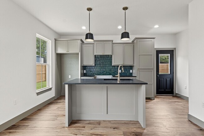 Foto del edificio - 5812 Cooks Ln