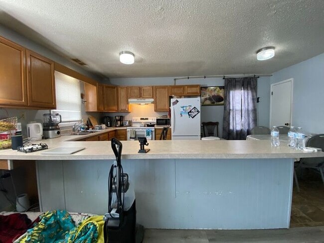 Building Photo - $1,095 | 2 Bed, 1 Bath Apartment | Pets Negotiable* | Available for August 1st 2026 Move In!