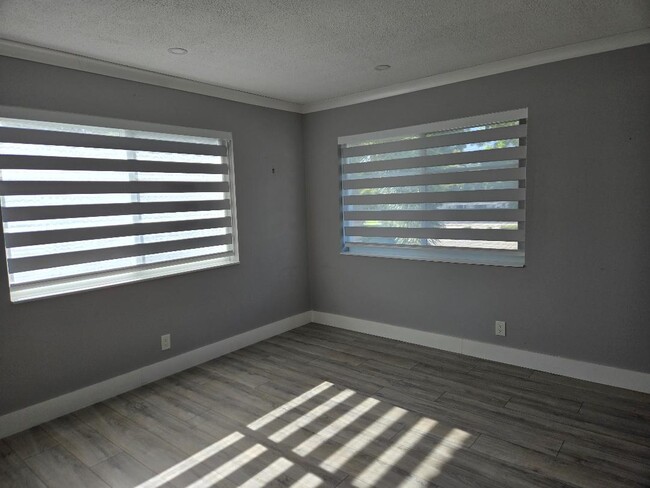 Building Photo - 669 W Oakland Park Blvd