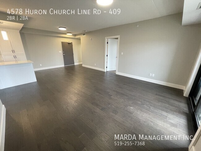 Photo du bâtiment - LUXURY 2 BED/ 2 BATH CONDO W/ BALCONY ON HURON CHURCH + HYDRO & GAS!