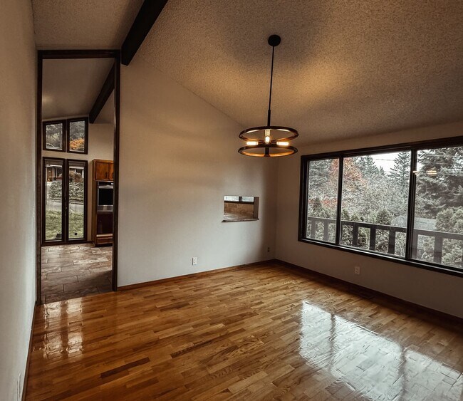 Building Photo - Eleborate 4 Bedroom 3 Bathroom Retreat in ...