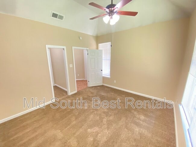 Building Photo - 1368 Gill Ave