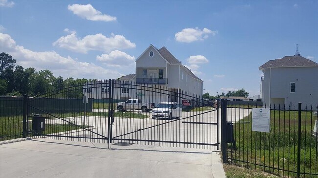 Building Photo - 608 Hawthorn Grove Ln