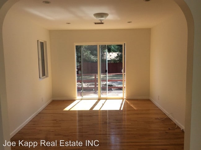 Building Photo - 217 E Oak St