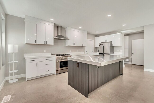 Building Photo - 7033 S 300 E