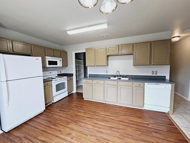 Building Photo - 100 Briarwood Ct