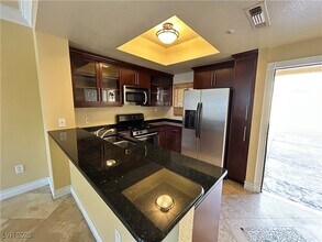 Building Photo - 220 E Flamingo Rd