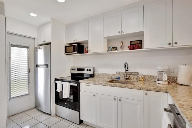 Building Photo - 2350 Northeast 14th Street Causeway Apt #4...