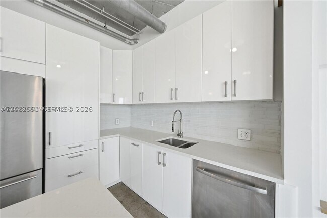 Foto del edificio - 10 SW South River Dr