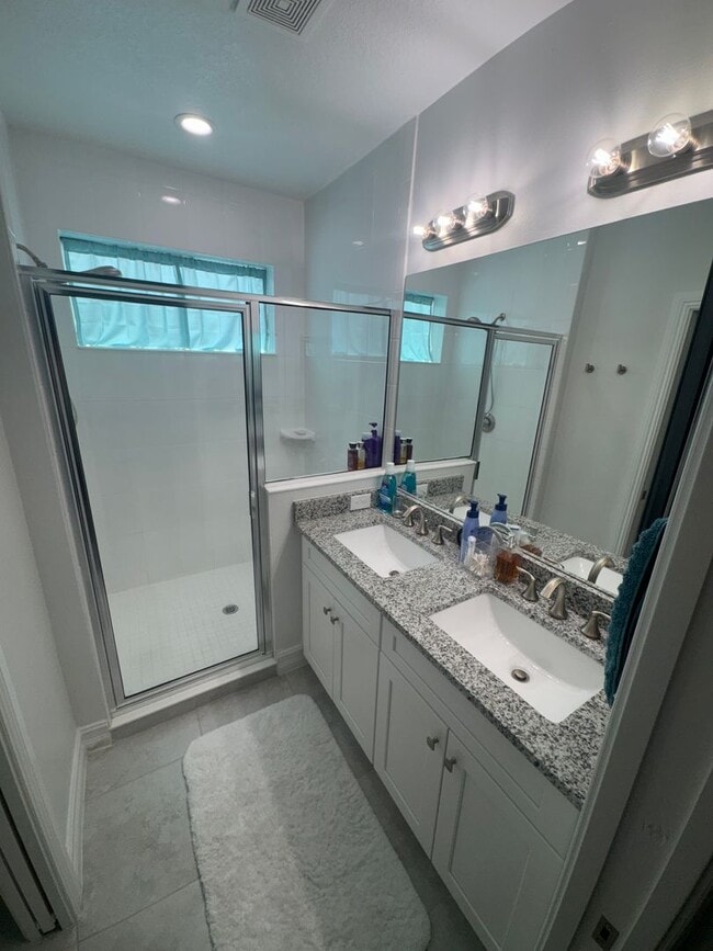 Building Photo - 4 bedroom, 2.5 bath Townhome