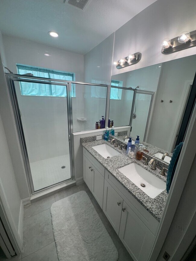 Foto del edificio - 4 bedroom, 2.5 bath Townhome