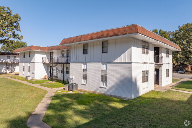 Building Photo - The Luxe Apartments