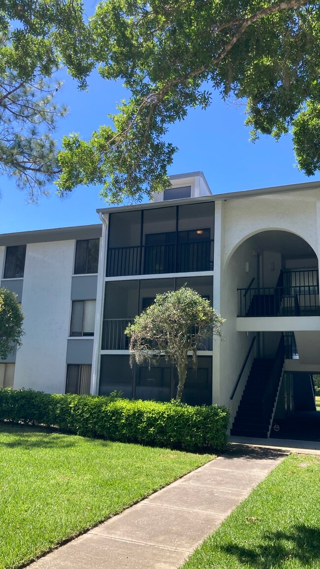 Building Photo - 1353 Pine Ridge Cir E