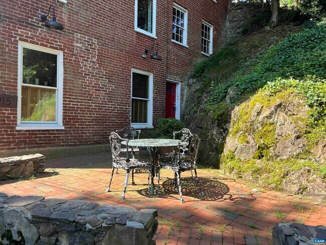 Foto del edificio - 1915 E Market St