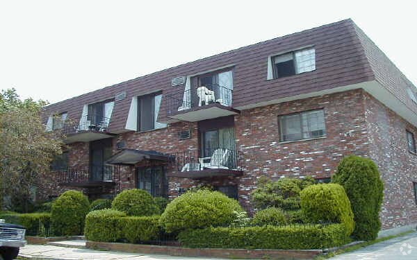Building Photo - Balcomb Condominium