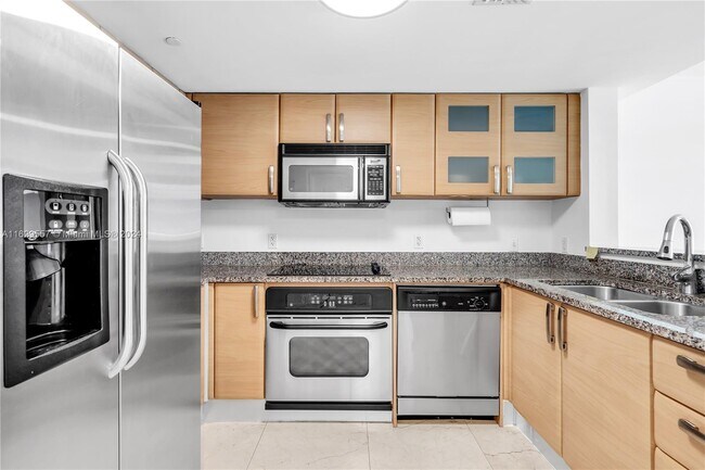 Building Photo - 2101 Brickell Ave
