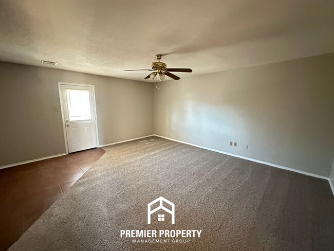 Foto del edificio - Charming 3BR Memphis Home with Garage, Open Kitchen & Fenced Backyard