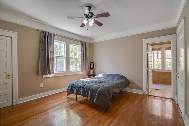 Building Photo - 8010 S Claiborne Ave