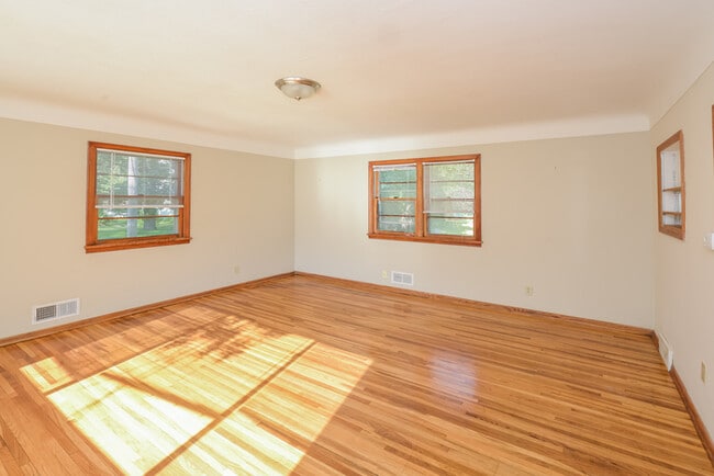 Foto del edificio - 4544 Otter Lake Rd