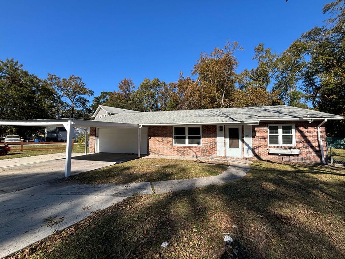 Foto principal - FULLY RENOVATED! 4BR/2BA Home Available No...