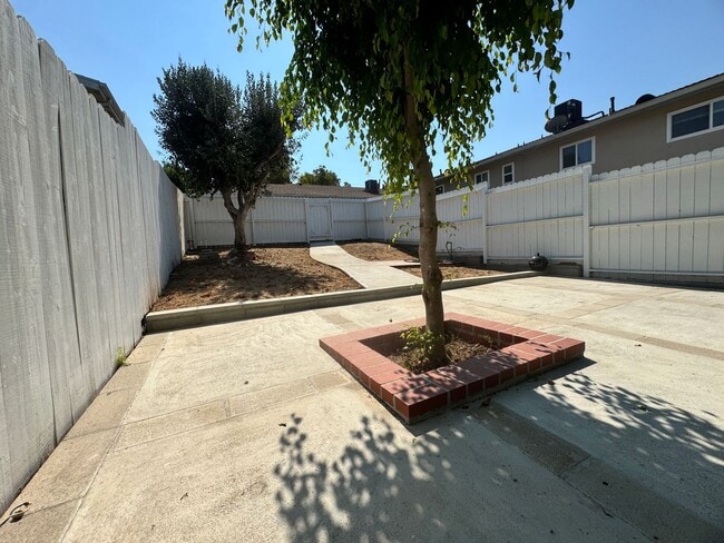 Building Photo - Spacious 2-Bedroom, 2-Bath Apartment for R...