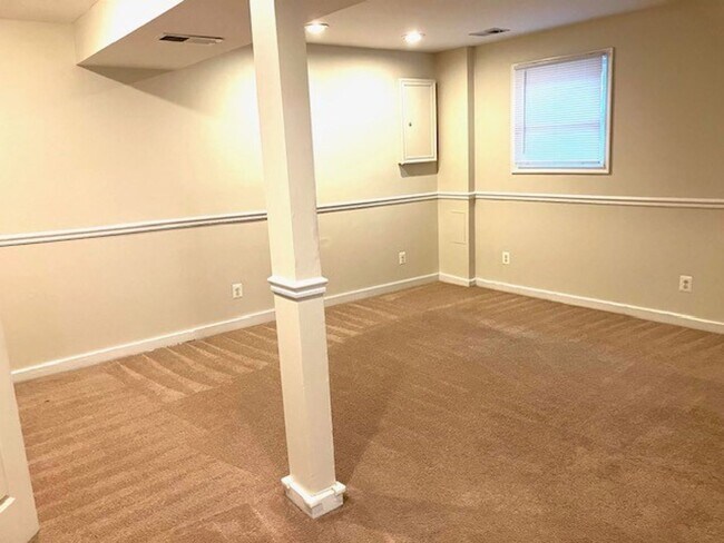 Foto del edificio - SPACIOUS HOME ON LARGE LOT - 4 BEDS 2.5 BATHS
