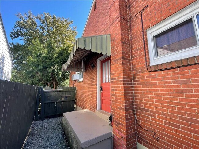 Building Photo - 121 Wilson Ave