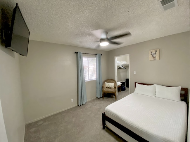 Building Photo - 400 Daffodil Dr