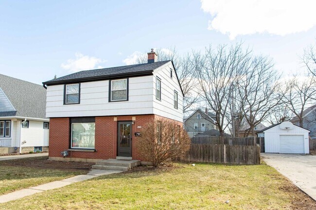 Building Photo - 2750 N 61st St