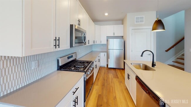 Building Photo - 708 Fernandez Ct