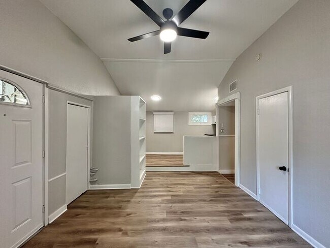 Building Photo - Cozy 1-Bedroom, 1-Bath Gem Near the Azalea...