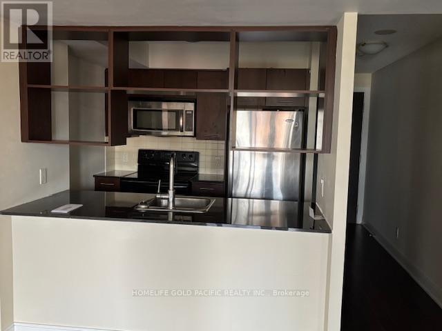 Building Photo - 125 Village Green Square