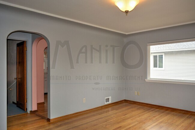 Building Photo - Charming 2 Bedroom Home