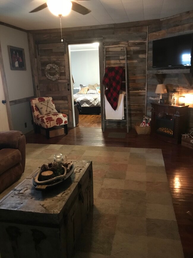 Living Room - 901 S Barbee St
