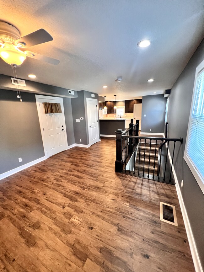 Entry - 1127 Kellogg Ave