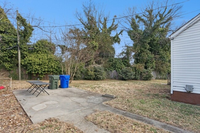 Building Photo - Christopher Shores