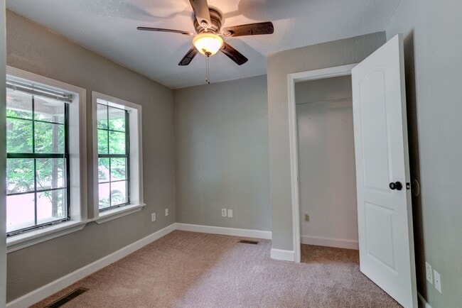 Building Photo - Freshly Renovated 3 Bedroom Home