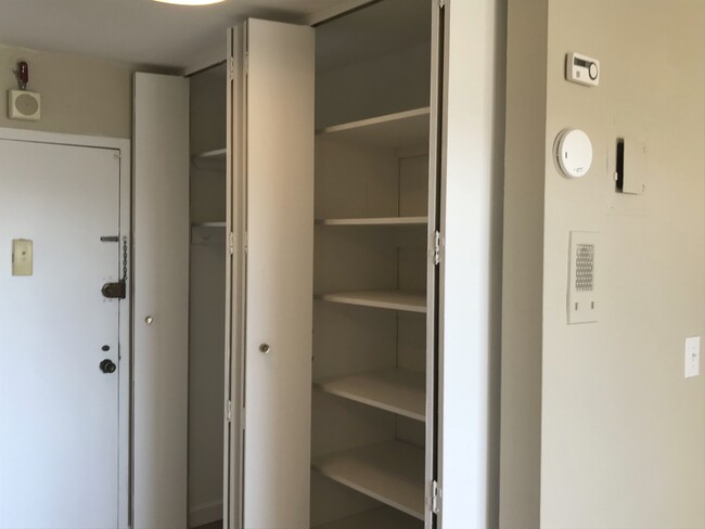 Foto del edificio - 270 Marin Blvd