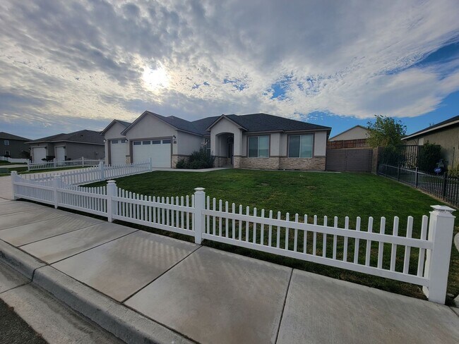 Building Photo - Stylish Single-Level Home in Pasco with Fi...