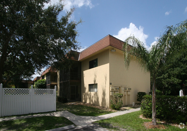 Building Photo - Pinecrest Arms