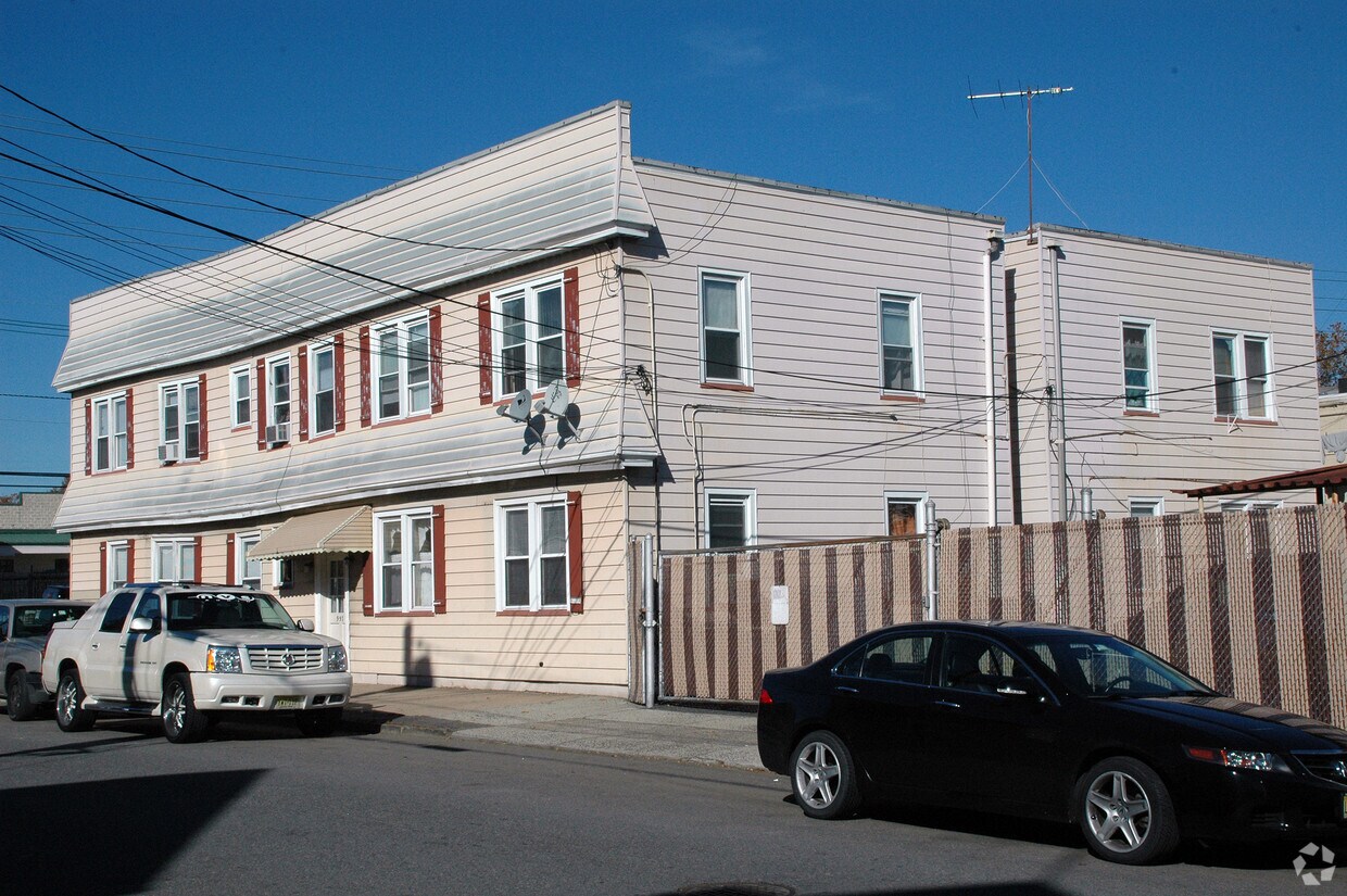 Building Photo - 742-746 Lidgerwood Ave