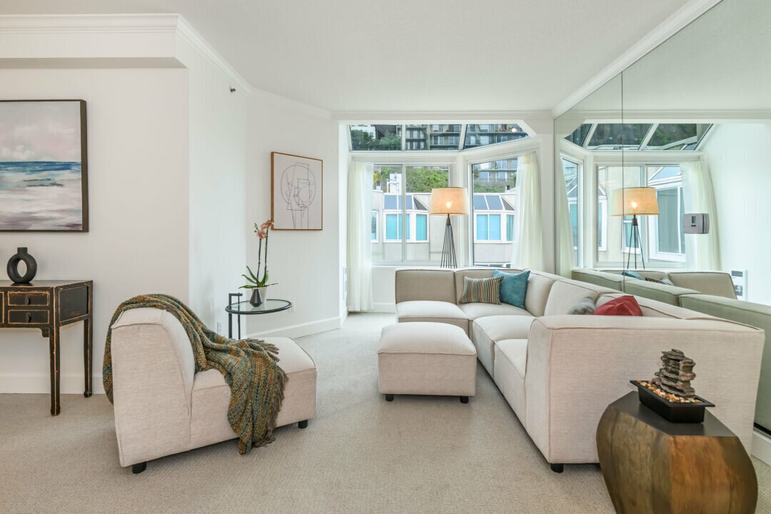 Primary Photo - 240 Lombard St