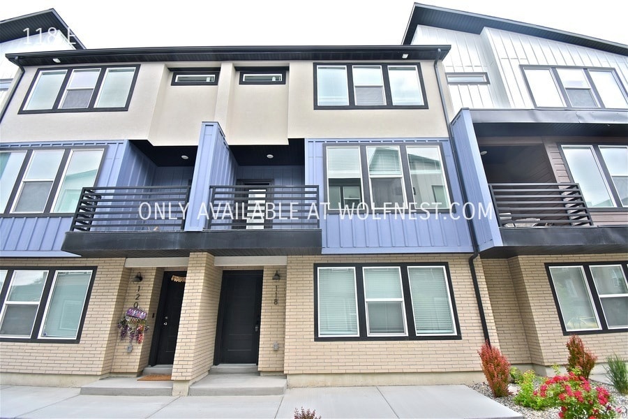 Primary Photo - Stunning 4 Bedroom Sandy Townhome! No Depo...