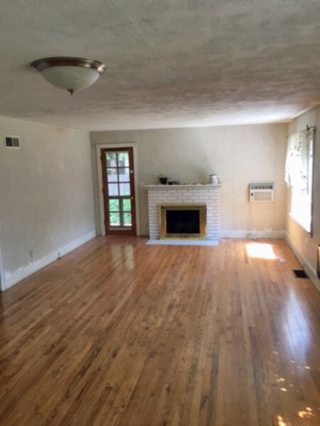 Building Photo - Huge 4+ Bedroom house on Coburg Road